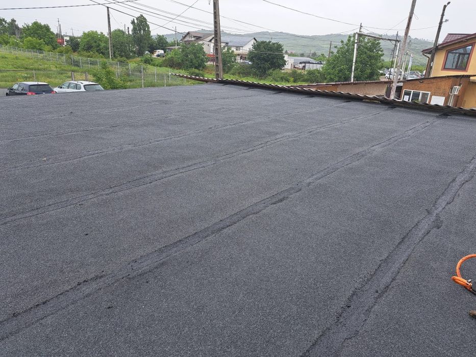 Meșter reparații acoperiș București și Ilfov – aplicare hidroizolatii