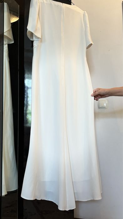 Ақ вечерный көйлек сатылады.