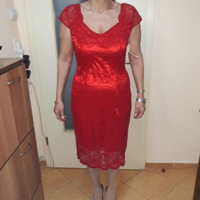 vand rochie rosie dantela