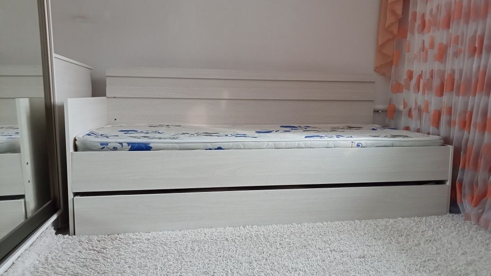 Кравать продаю срочно.