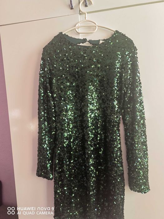 Парти рокля с пайети в масленозелен цвят.