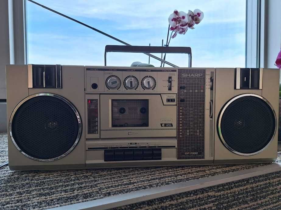 Стерео радиокасетофон Sharp GF-7300HG. Всичко работи, като нов.