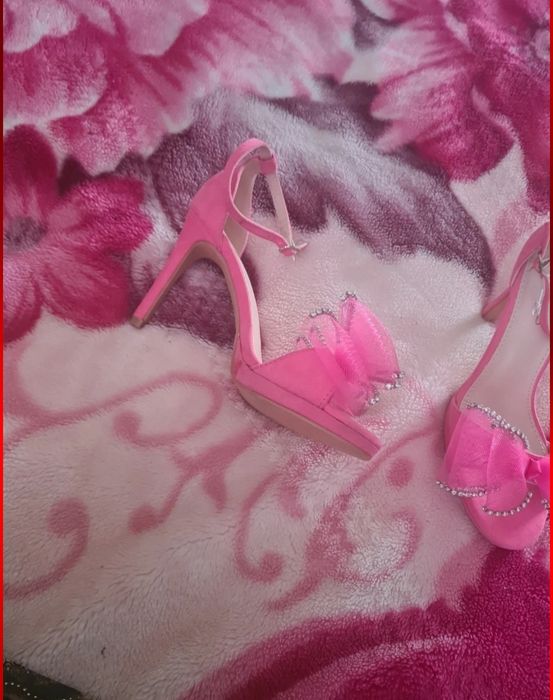 Sandale roz cu fundiță