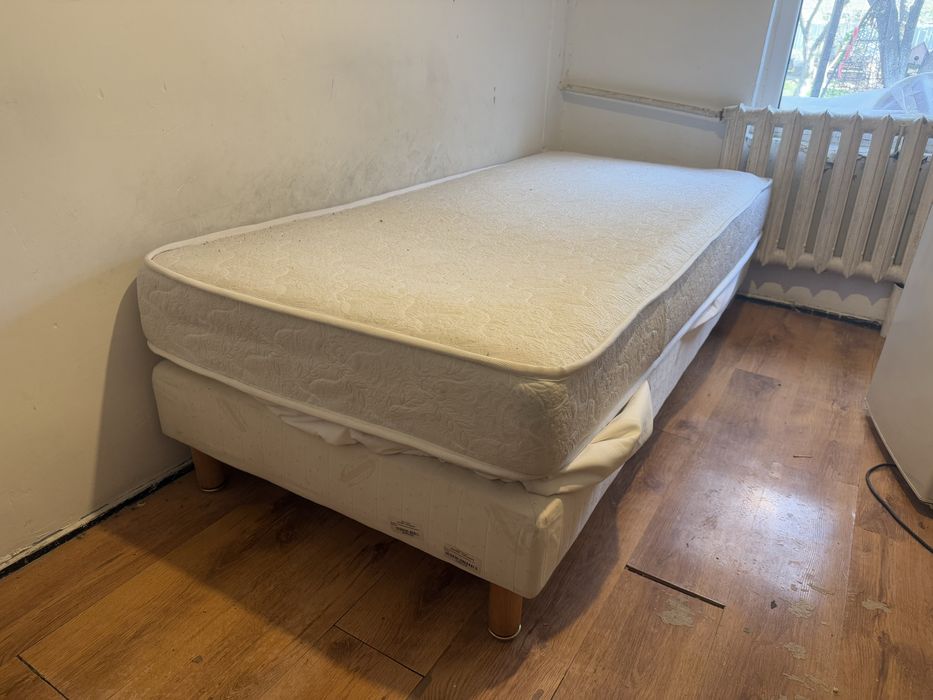 Кровать с матрасом