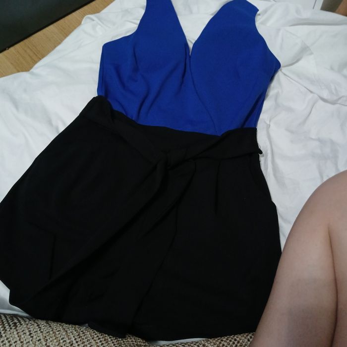 Елегантен синьо-черен гащеризон


---

Елегантен синь