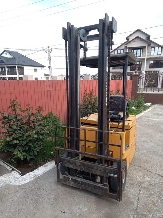 Vând catarg de stivuitor în stare foarte bună fără scurgerii de ulei.