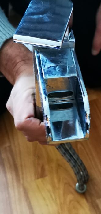 Продавам удобна метална батерия за баня и тоалетна..