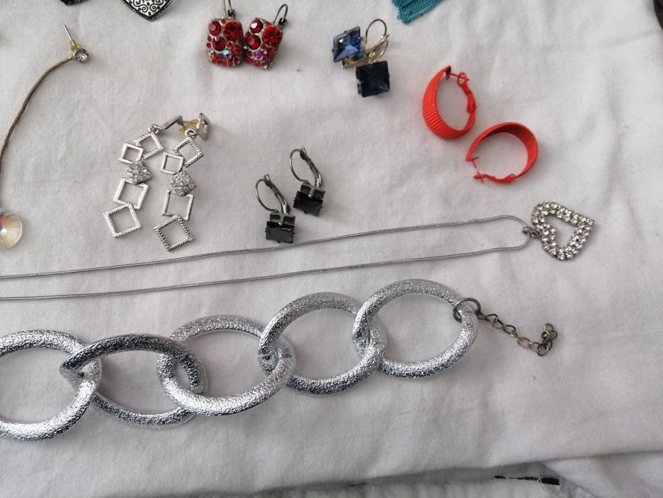 Бижута, обеци, гривни
