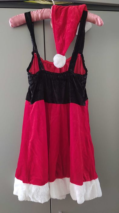 Червена къса рокля, празнична визия с шапка и долно бельо