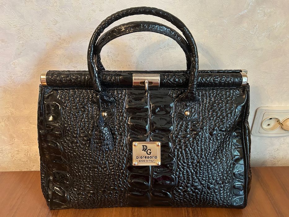 Чёрная кожаная лаковая сумка