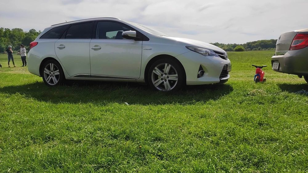 Vând Toyota Auris Hybrid