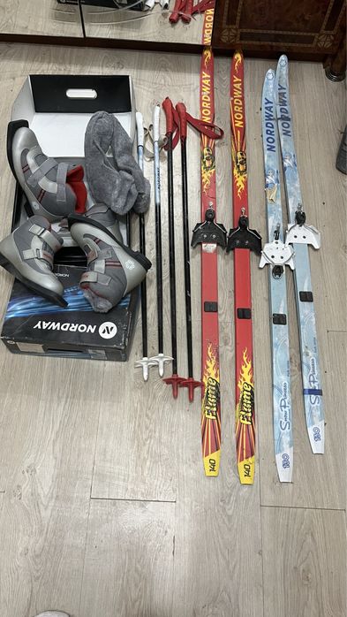 Продам лыжи 2 пары 32 и 37размеры. В отличном состоянии. 9 тыс каждая.