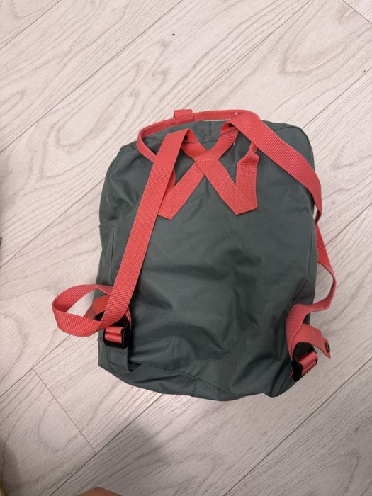 Se vand ghiozdane on claud si fjallraven