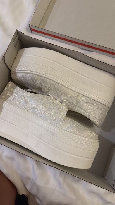 Tenesi mireasa dantelă