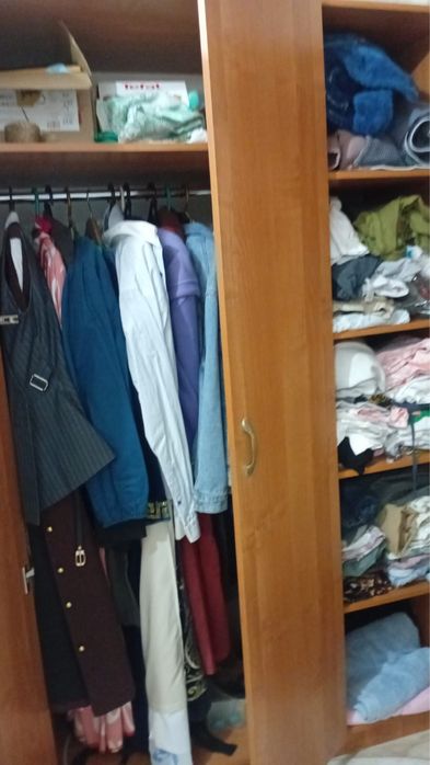 Продам шкаф с настенной полкой