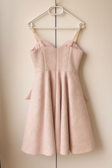 Коктейлна рокля в светло розово