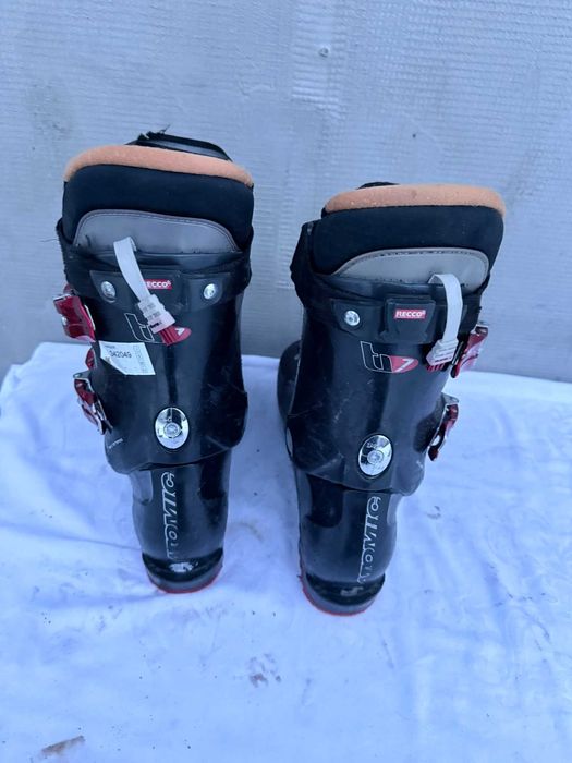 Clapari ski schi Atomic marime Eur:40 Mondo:26