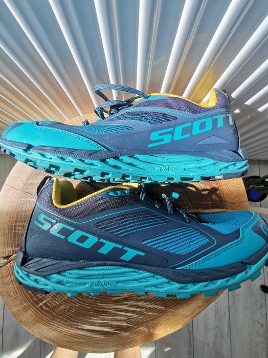 Adidași Scott, nr44, Noi