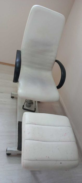 Продавам употребяван стол за педикюр