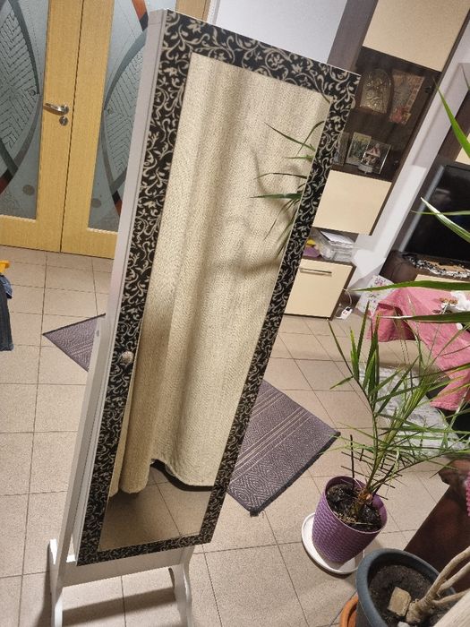 Vând Oglinda bijuterii.de podea culoare alb cu