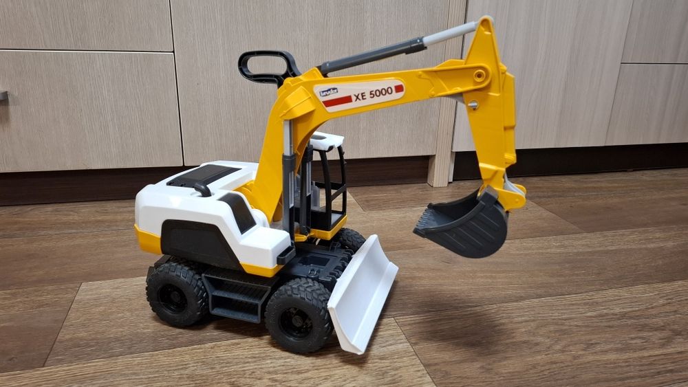 Колёсный экскаватор Bruder XE 5000