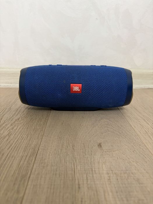 JBL Boombox 1 si JBL Charge 3