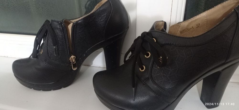 Ayollar oyoq kiyimi.