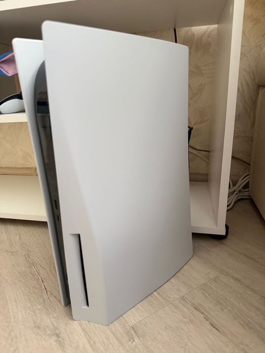 Продам PlayStation 5 с 2 геймпадами и играми