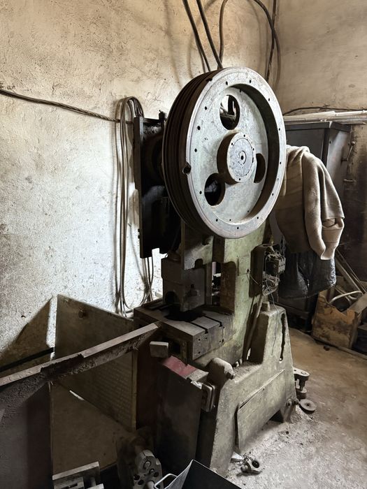 Продается прессы 63,40,16тонн, сверлильный, точилка
