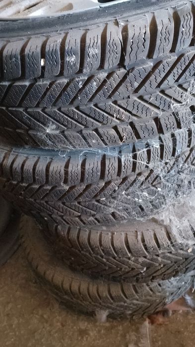 Vând anvelope de iarna cu genti Ford fiesta