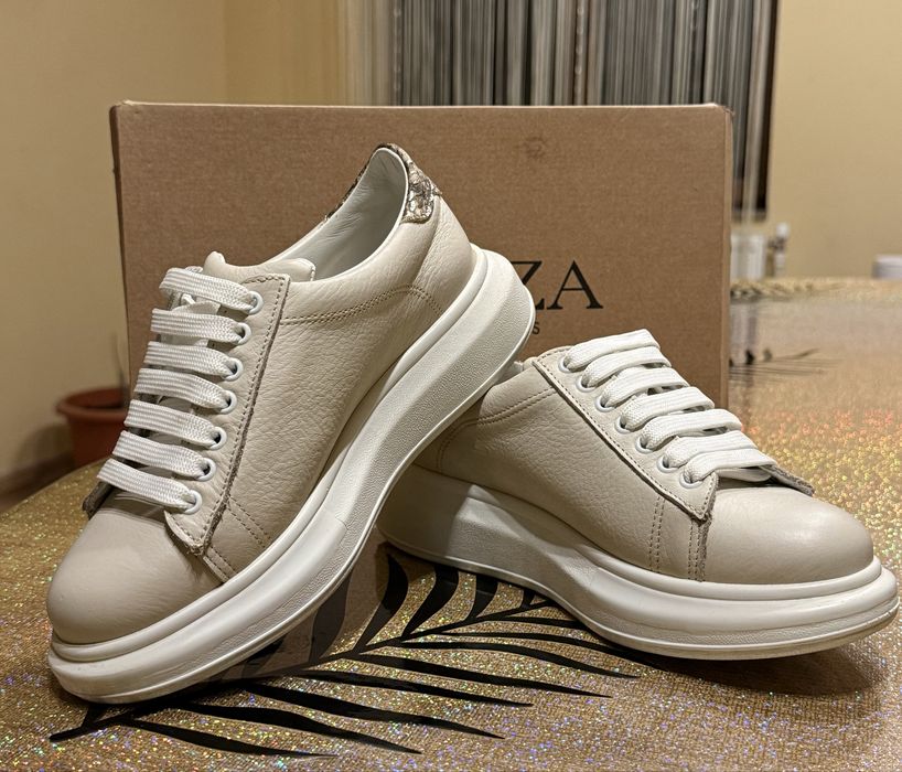Adidasi essenza  pret 650 negociabil