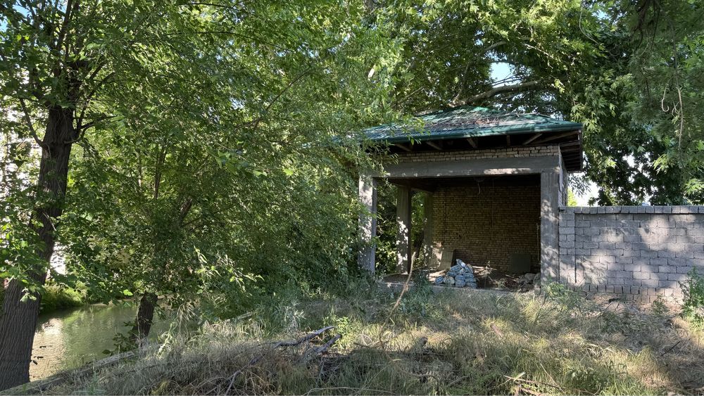 Tadbirkorlik uchun suv boyida 5,4 sotix joy sotiladi  !