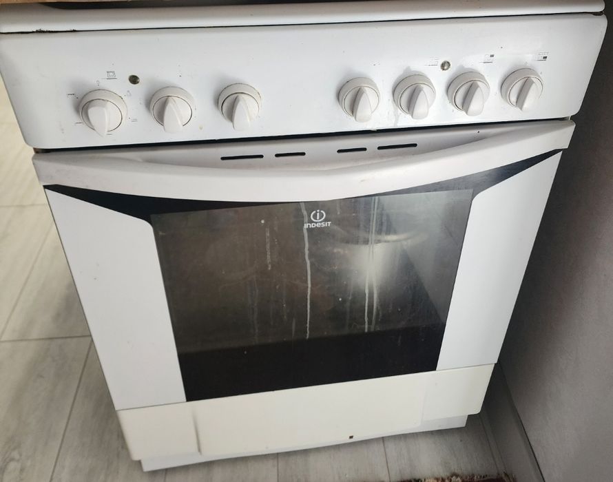 Продам печь  "Indesit"