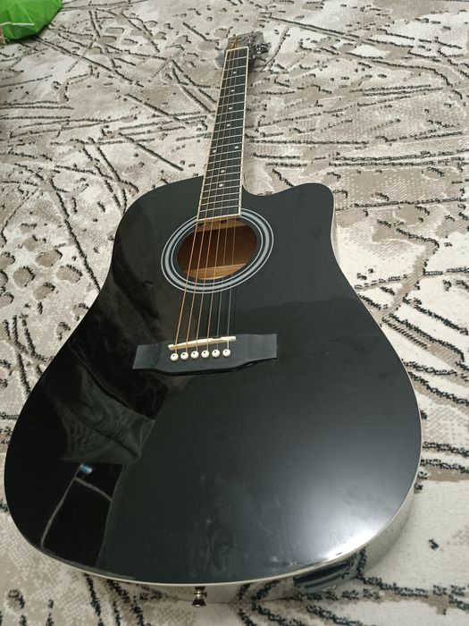 Электро - акустическая гитара, сумка, 2 медиатора и 5 струн