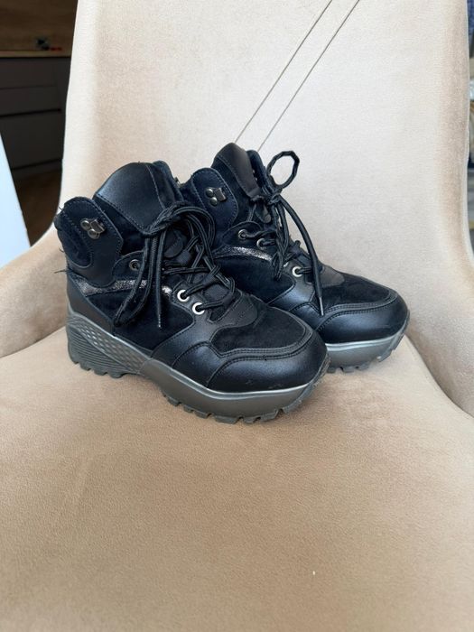 Продам 4 пары обуви