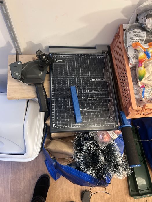 Гилотина за рязане на хартия и диспенсър за широко тиксо