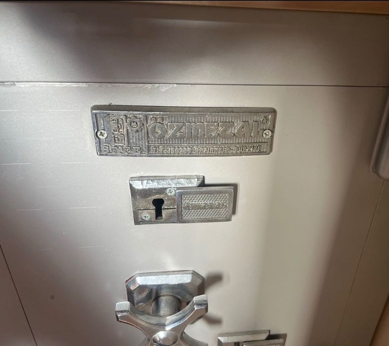 Продавам масивен професионален сейф ÖZMETAL SAFE, в много добро състояние.