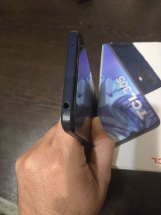 ПРОДАВАМ Телефон. TCL305