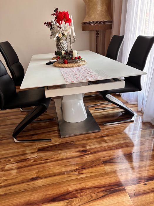 Трапезна разтегателна маса от неръждавейка и матирано стъкло