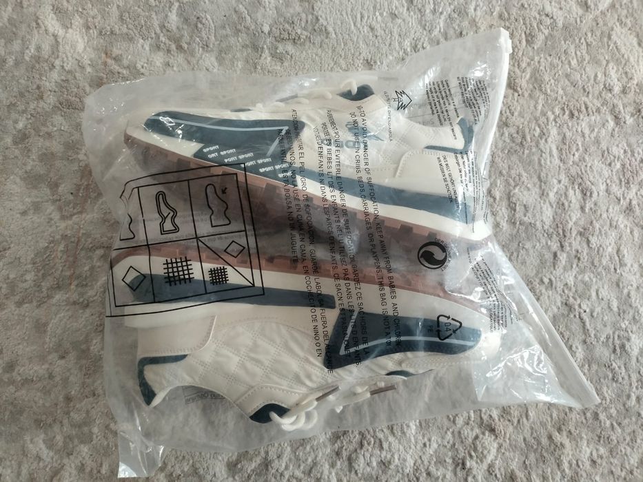 Жаңа кроссовка 1 пара ғана Ақ түс  Табаны 4 см