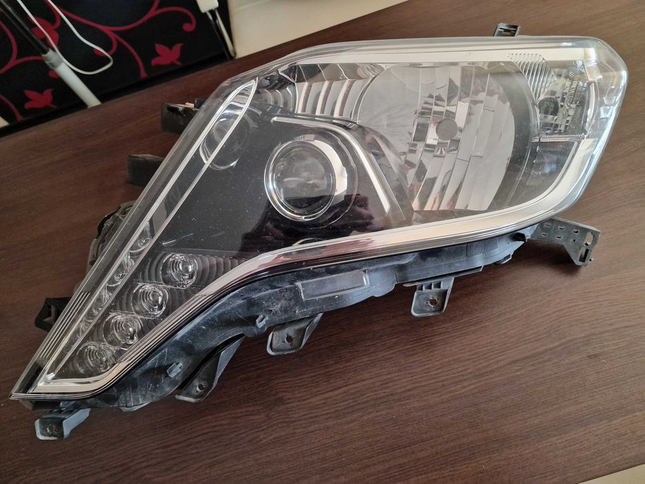 Оригинален ляв фар от Toyota Land Cruiser Prado J150