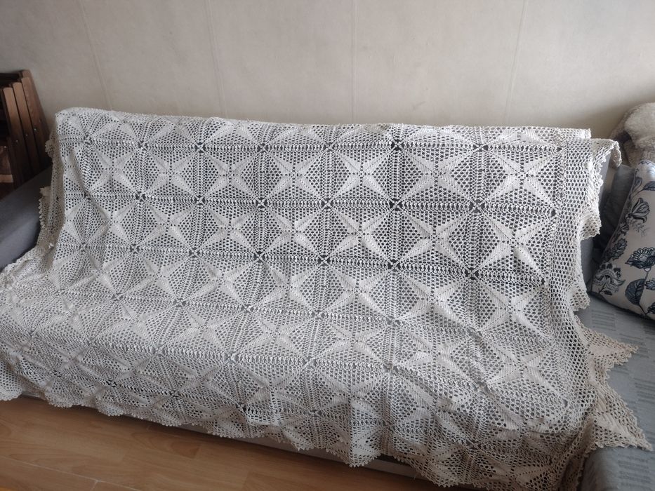 Покривки и карета плетени на една кука