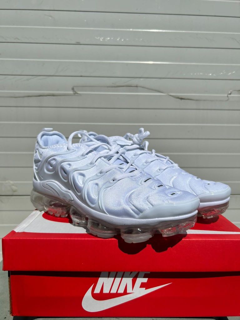 Silver nike best sale vapormax plus