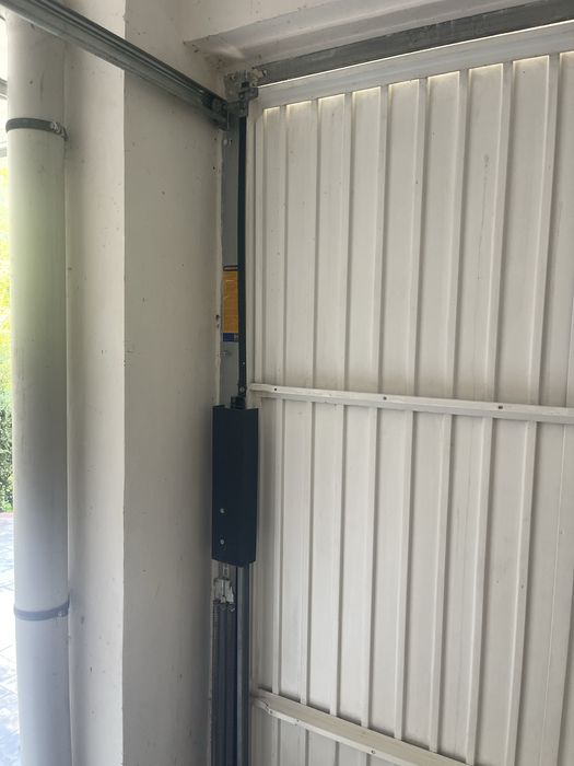Usa de garaj latime 2,6 m inaltime 2,3 m , sh , manuala , cu incuiere