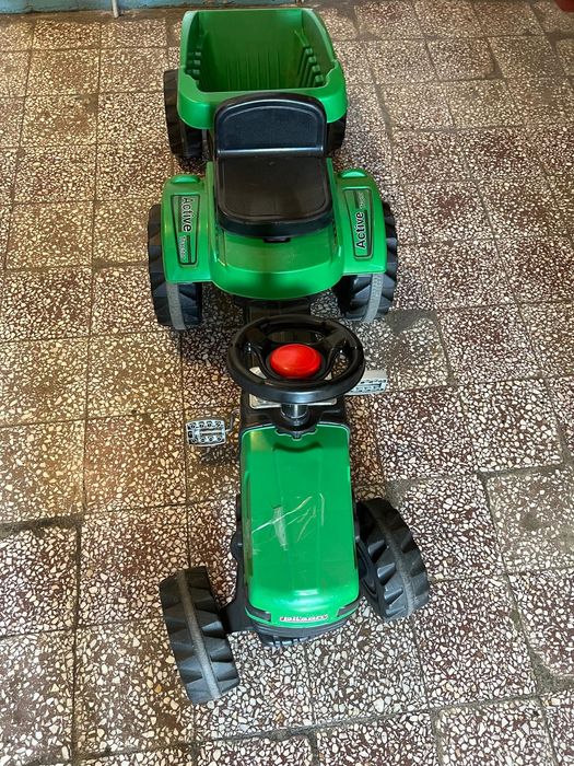 Tractoraș cu pedale si remorcă