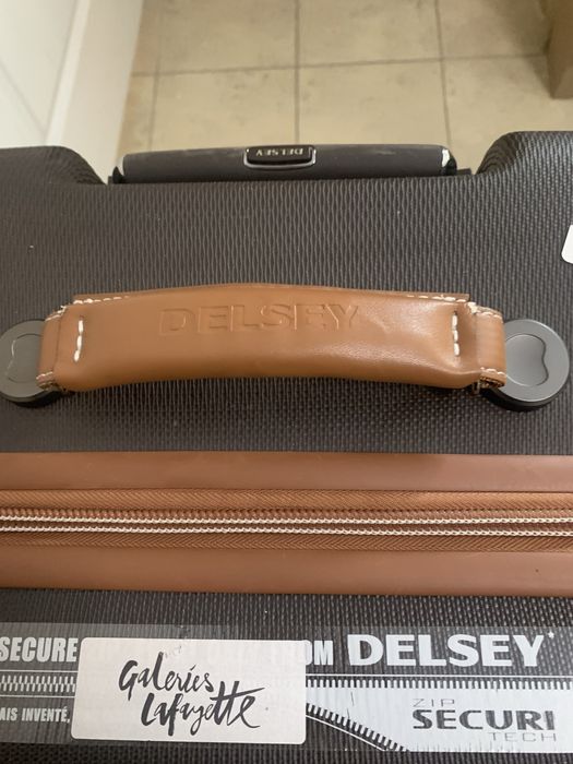 Продаю чемодан в отличном состоянии