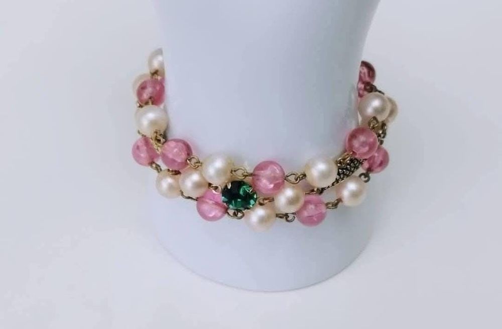 Veche bratara din perle false, margele roz si piatra verde