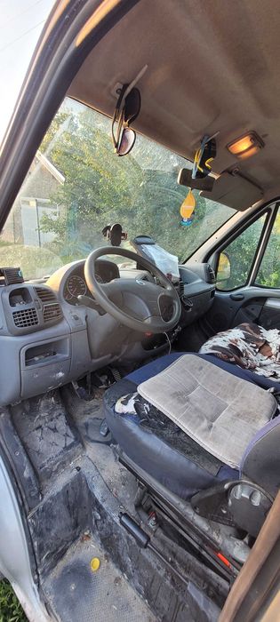 Продавам обурудван бус и машина за подови замазки