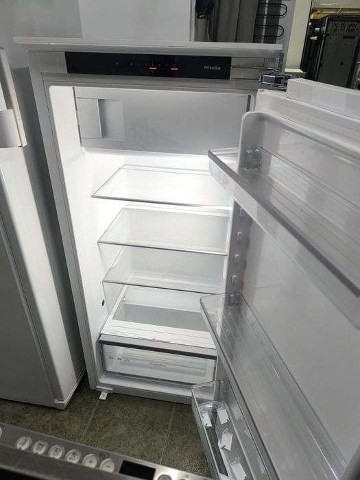 Хладилник с вътрешна камера за вграждане Miele K 7318 D - 187литра.