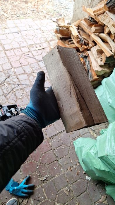 Утин сотилади олма  дарахтидан чиккан 50 кг копга солинган